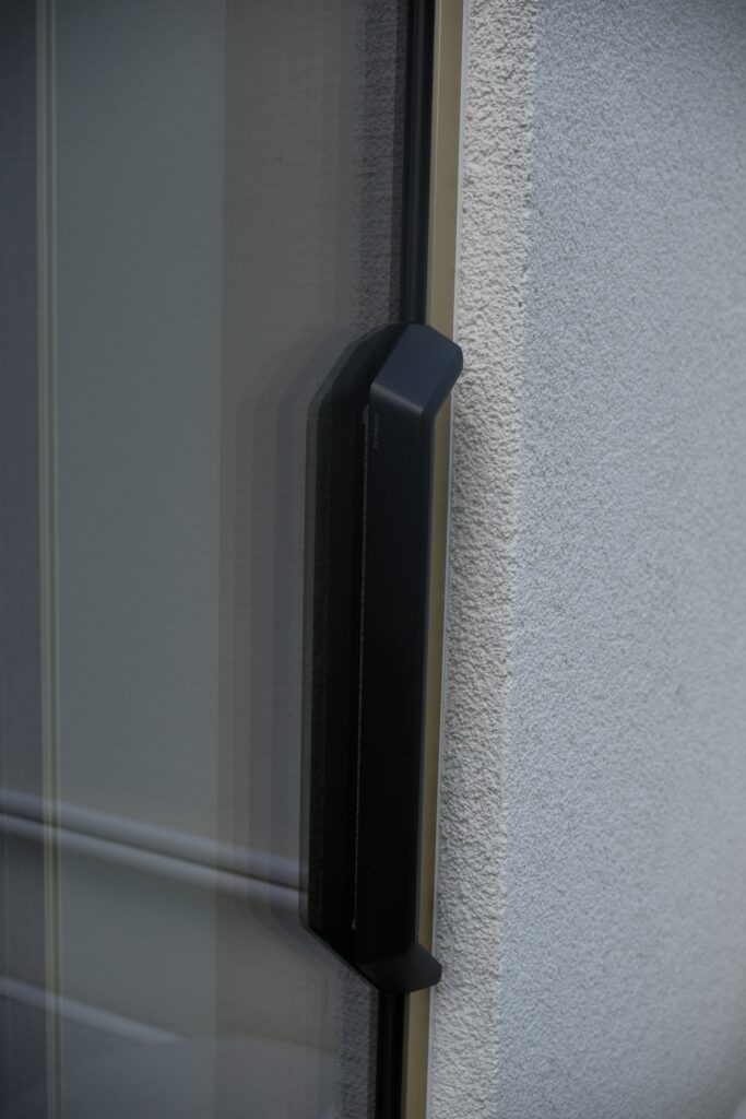 Zoom sur un tirant de porte coulissante de type HiFinity
