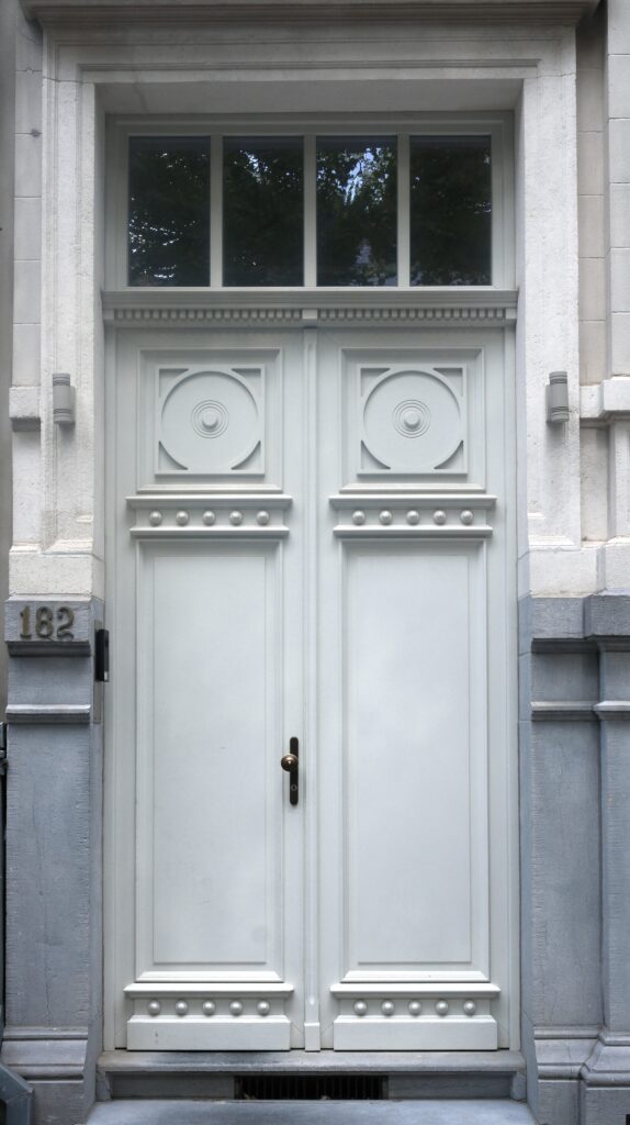 Porte d'entrée en bois d'une maison maître d'hôtel.