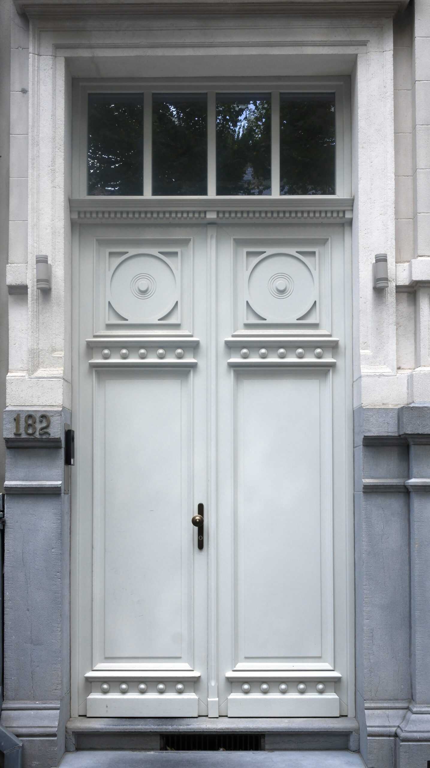 Porte d'entrée en bois d'une maison maître d'hôtel.